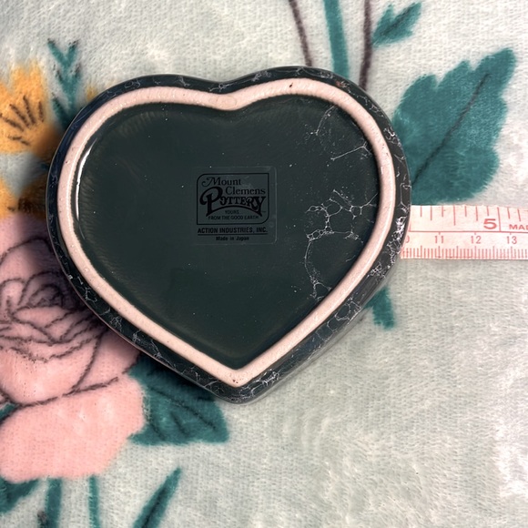 Green Heart Shaped Mount Clemens pottery cameo trinket box, Excellent Condition - Picture 8 of 10